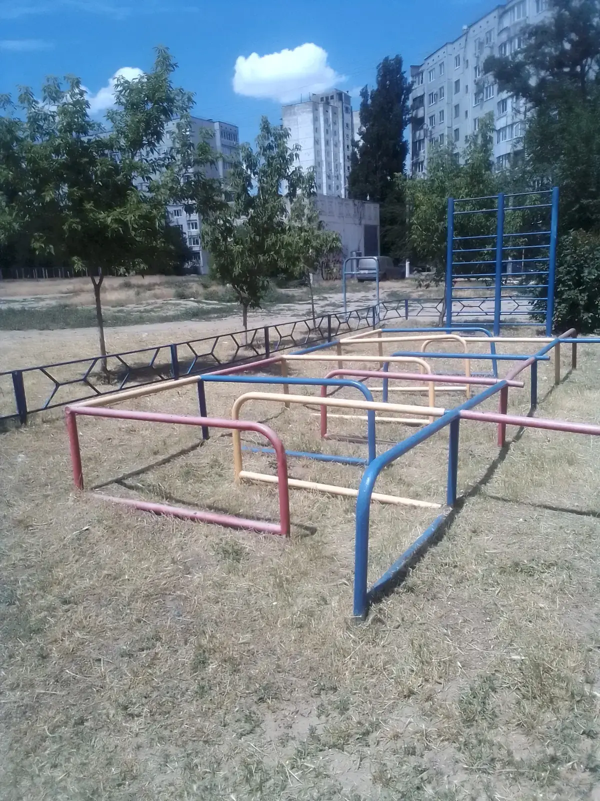 Покос травы на детской площадке - ул. Кирова, д.96