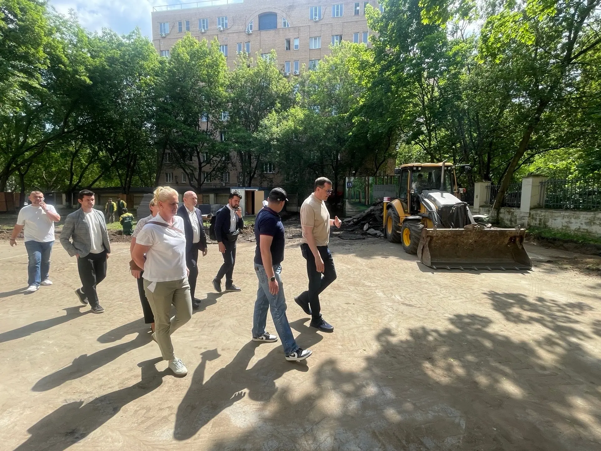 ❤️ становится ещё комфортнее! Префект проверил ход благоустройства
 ЦАО Владимир Говердовский провёл
