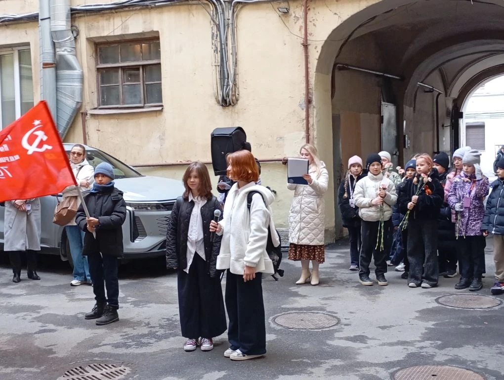 В преддверии великого Дня Победы ученики 564 школы навестили и поздравили Валентину Фёдоровну Худоеш