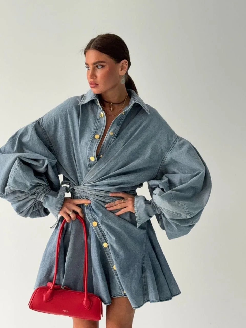 Джинсовое платье Loro piana в стильном дизайне.