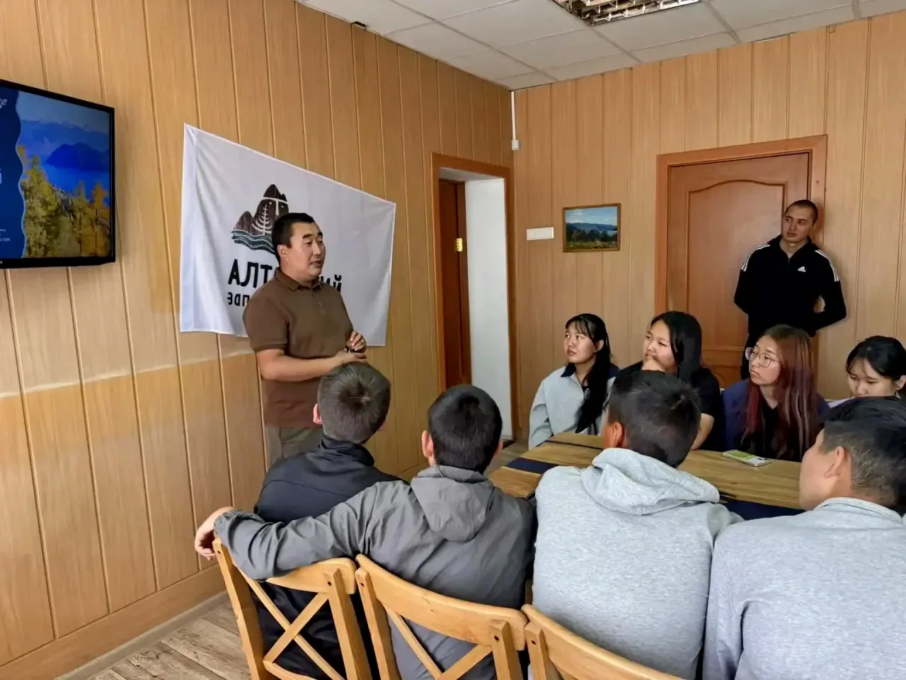 В Улаганской школе прошло профориентационное мероприятие Алтайского заповедника

В Визит-центре Аалт