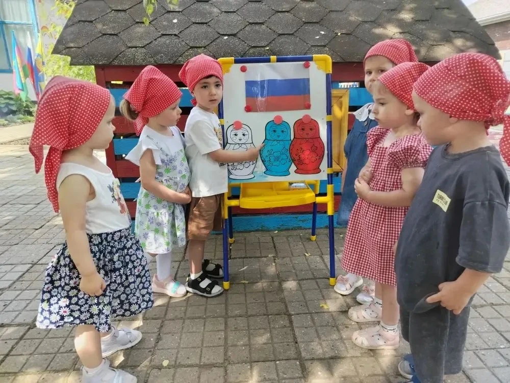 МАТРЕШКА -РУССКАЯ ИГРУШКА 
В средне-старшей группе накануне праздника День России прошла фотоакция «