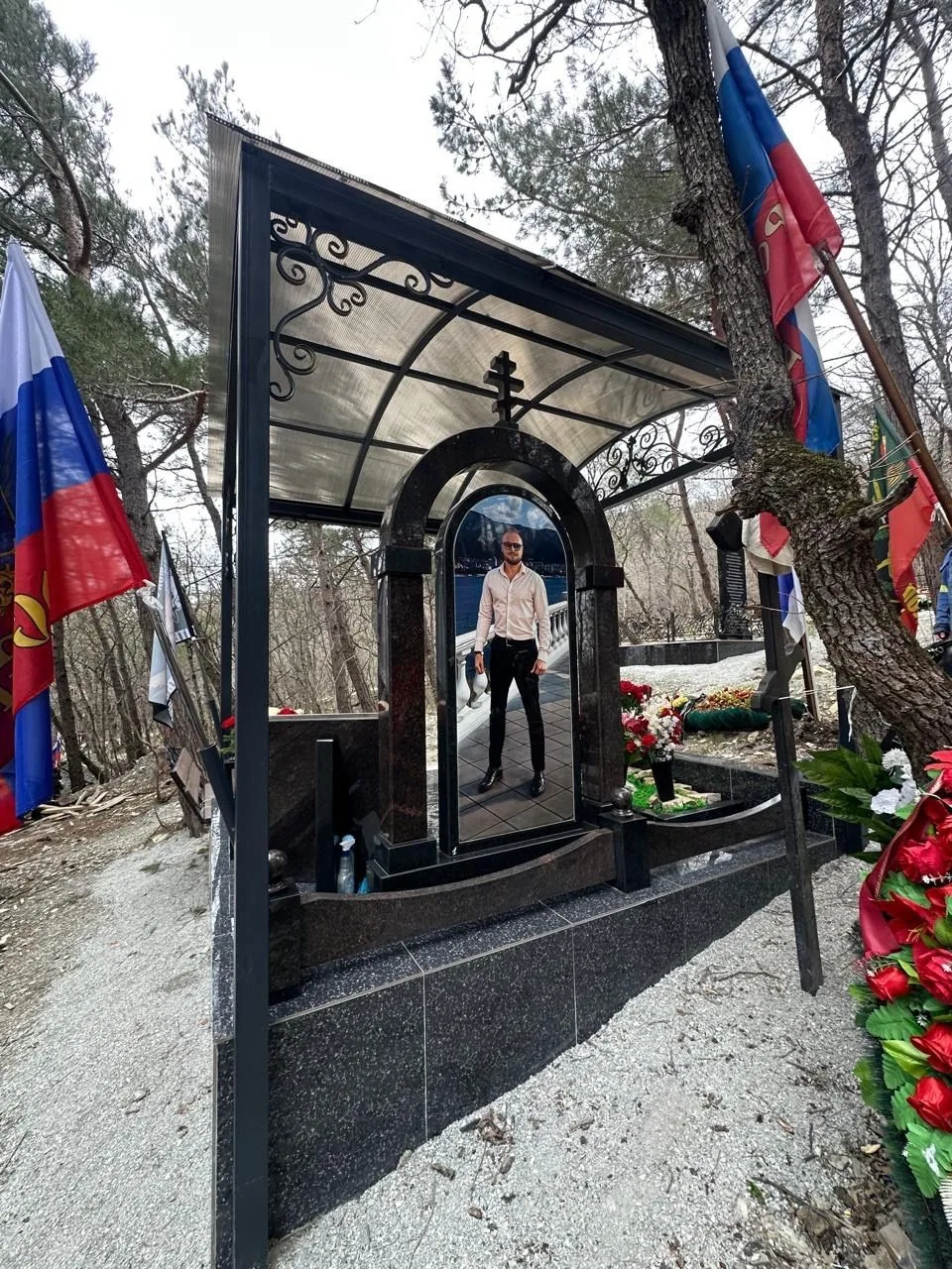 Военные памятники с навесом