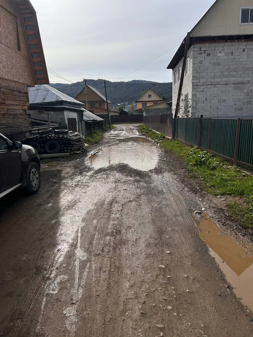 Жители домов на улицах Серова, 30 и Луговая, 31 жалуются на постоянные лужи, которые пе...