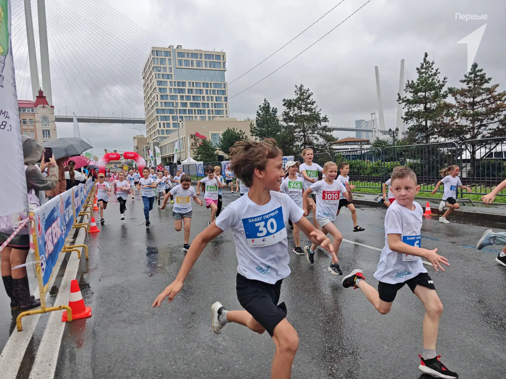 Бегать в дождь — достаточно нишево! Как прошёл Забег Первых 🌧🏃‍♂️
