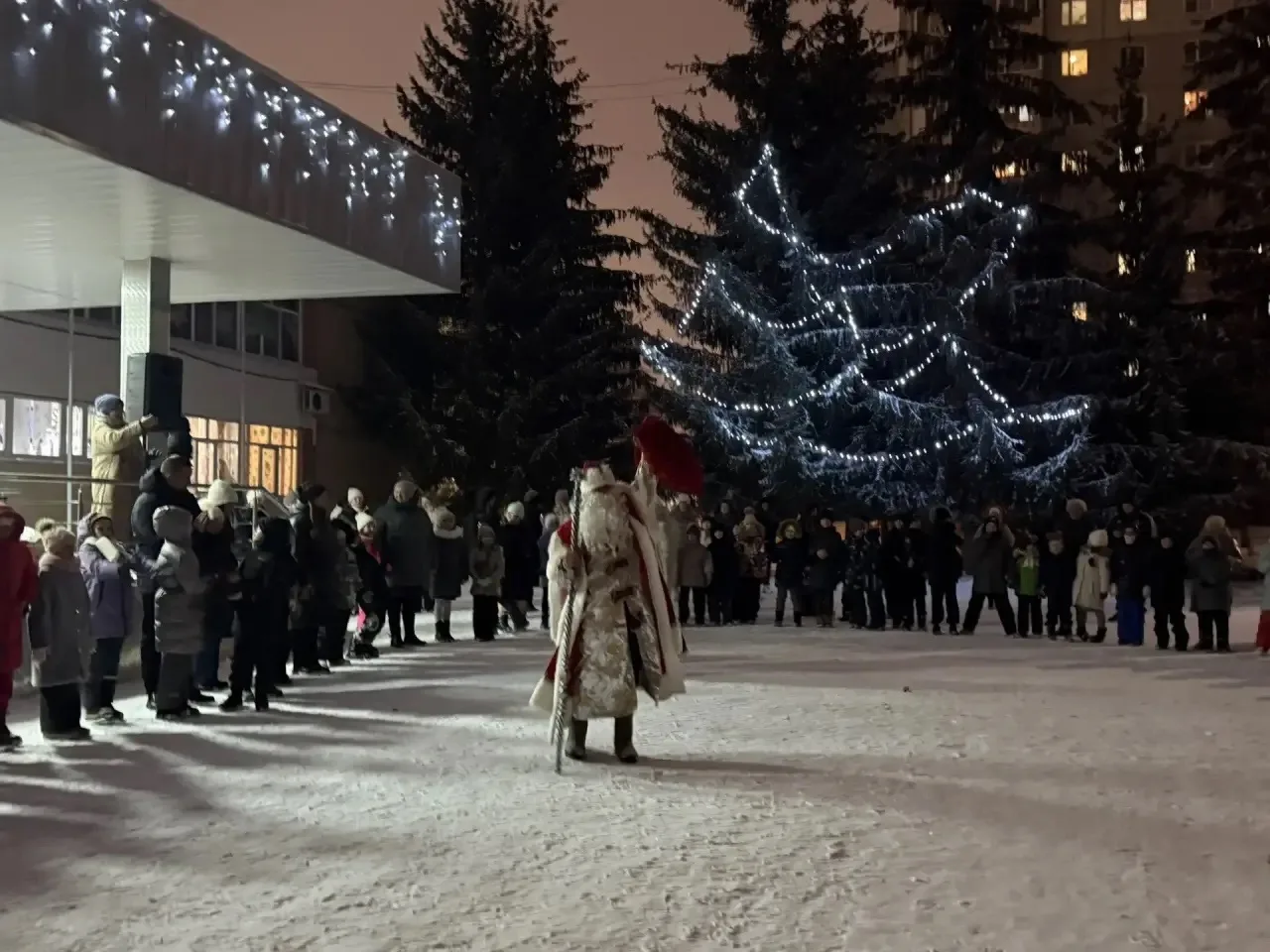 🎄✨ Сегодня во дворе нашей школы прошел настоящий новогодний праздник! 🎉  Жители микрорайона, взрослы