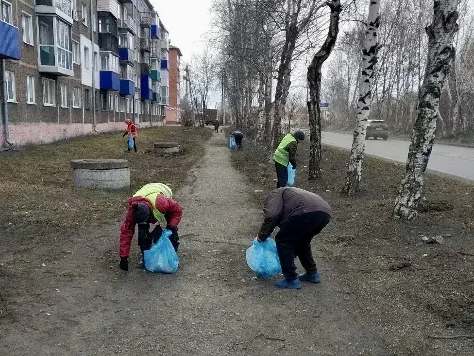 Сегодня вновь состоялся Всекузбасский субботник.  На большую уборку вышли сотрудники самых разных го