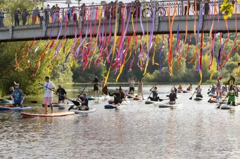 🏄 Около 60 человек приняли участие в массовом костюмированном заплыве в рамках сап-фес...