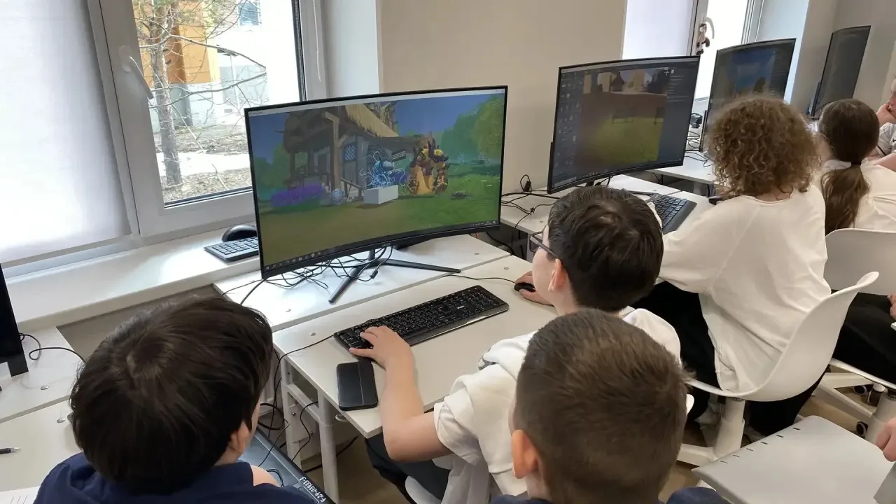🏆 В нашей школе прошел второй VR-хакатон «Мой мир. Мои правила»! 🎮  5 мая ученики 6а, 6б и 6г классо