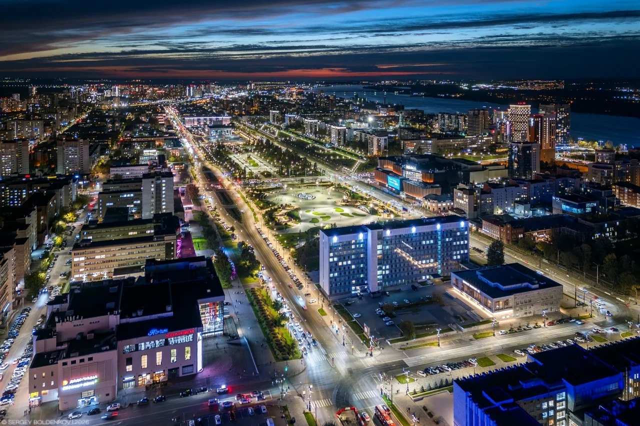 🌃 Вечерний центр Перми загорается тысячами огней. Подсветка зданий, яркие витрины, фон...