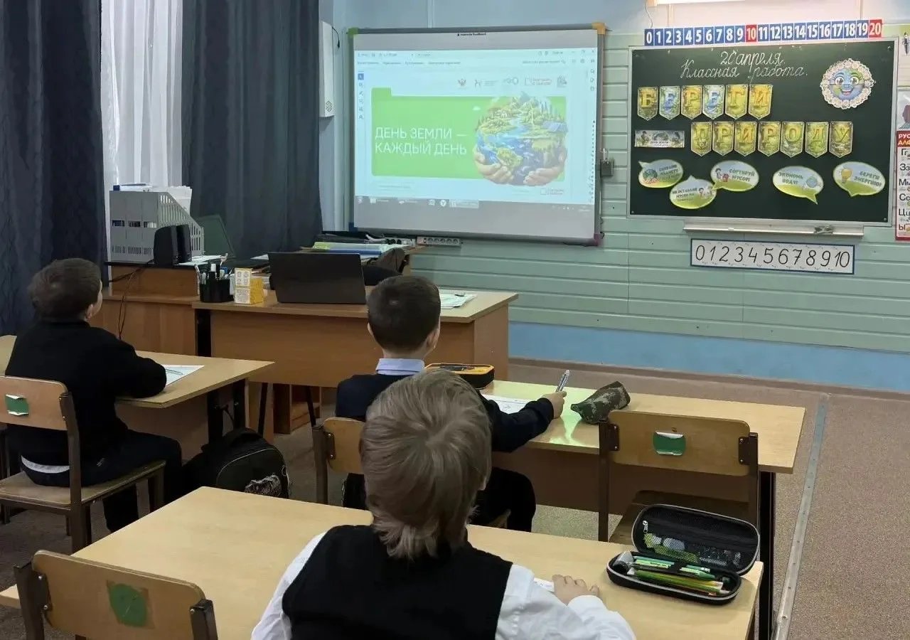 ⚡️📝РАЗГОВОРЫ О ВАЖНОМ  🇷🇺 Утро понедельника в школах Каширы традиционно началось с торжественной лин