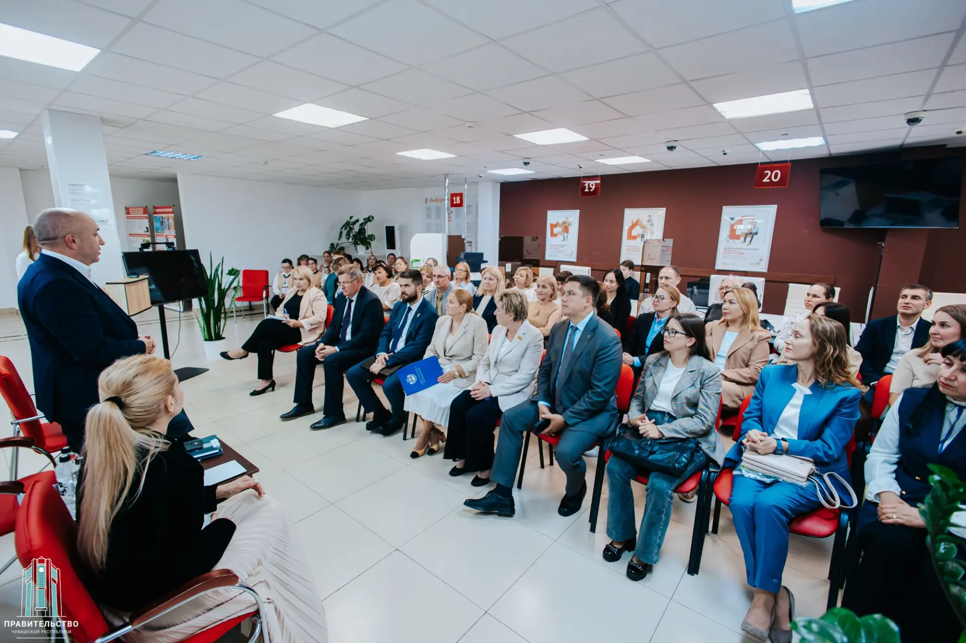В Чувашии дважды проиндексируют зарплаты работникам МФЦ. Первое повышение состоится с 1...