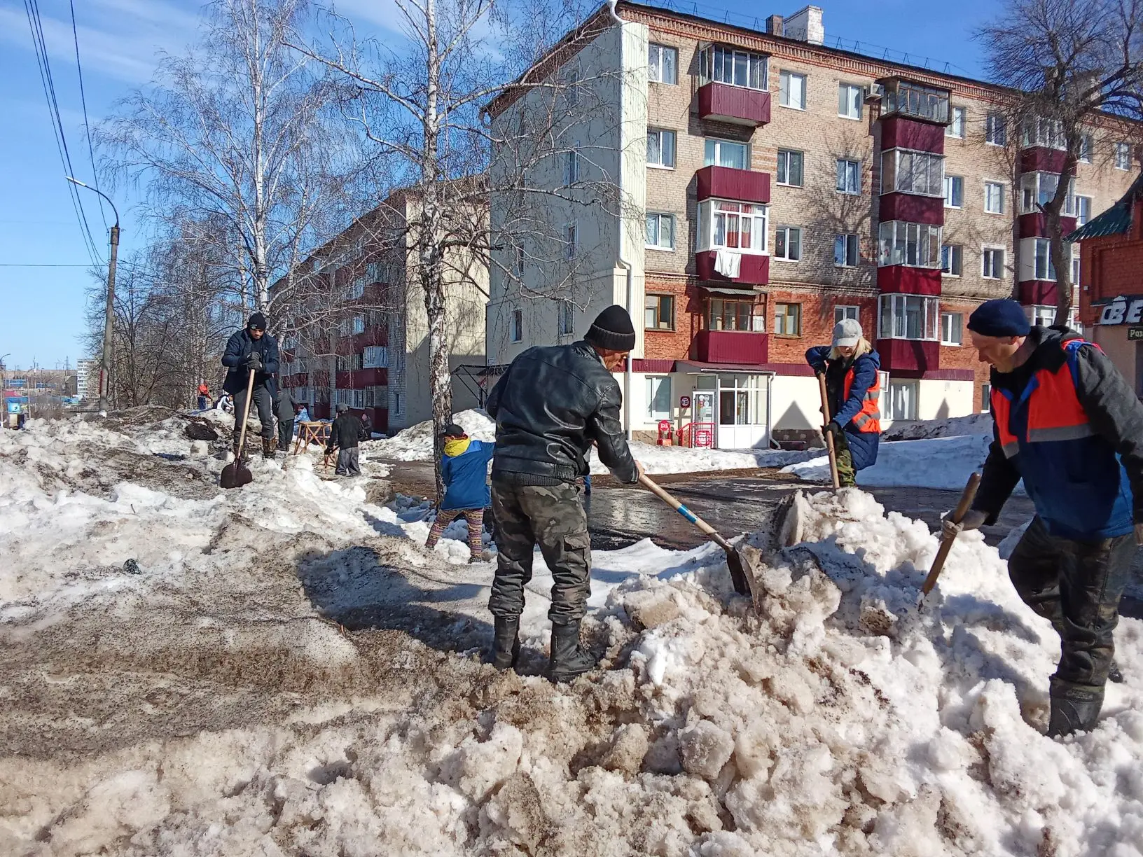 Городские субботники в самом разгаре. Сотрудники ООО "Пушкинский" принимают самое актив...