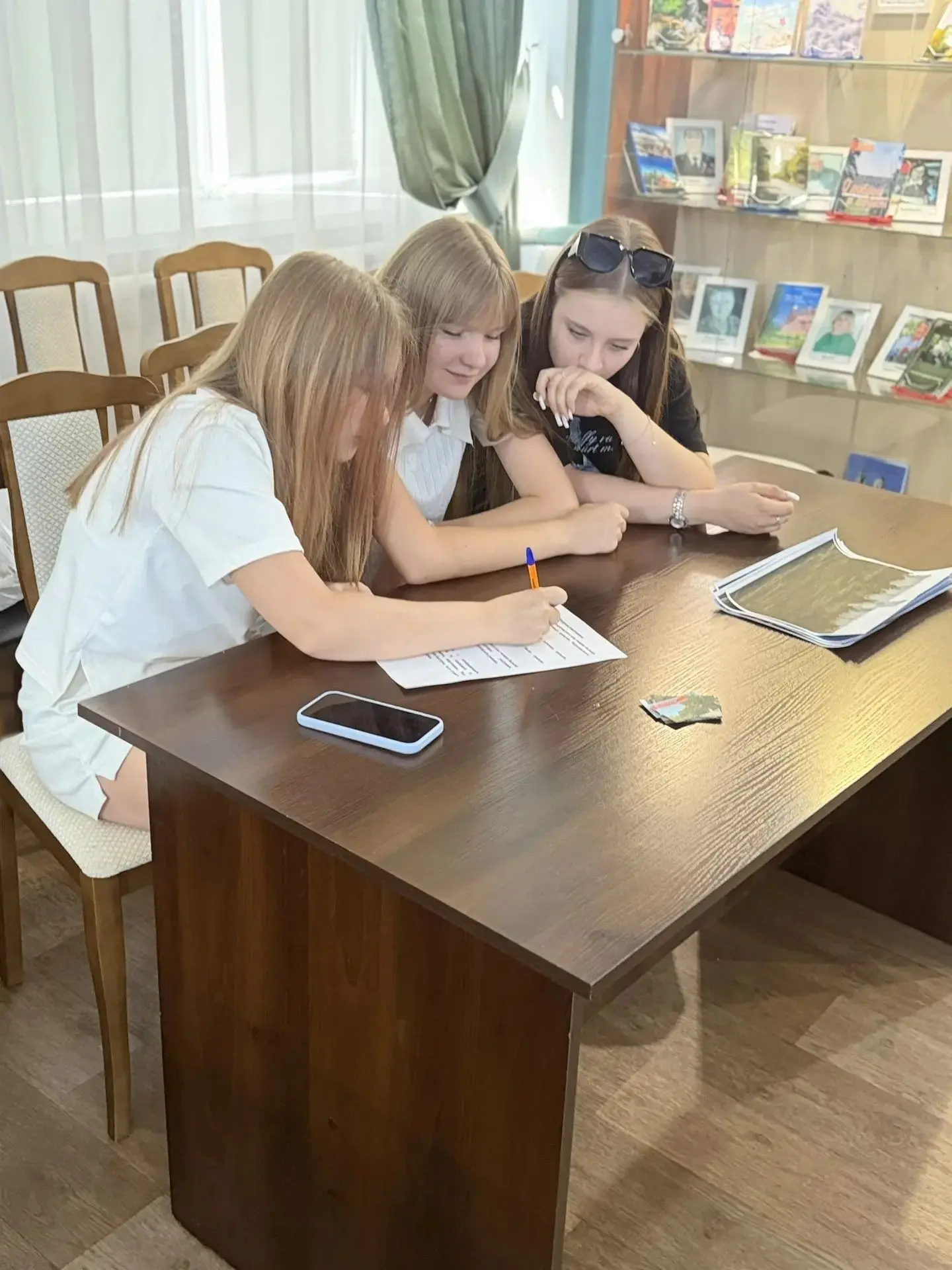 И неба синь, и солнце золотое,