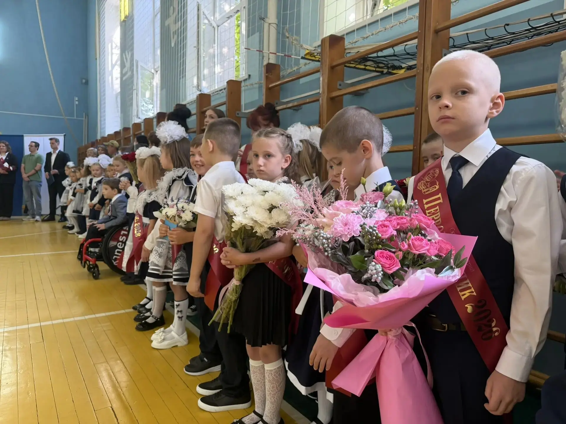 Сегодня на школьной линейке на День знаний встретились три поколения: робкие первокласс...