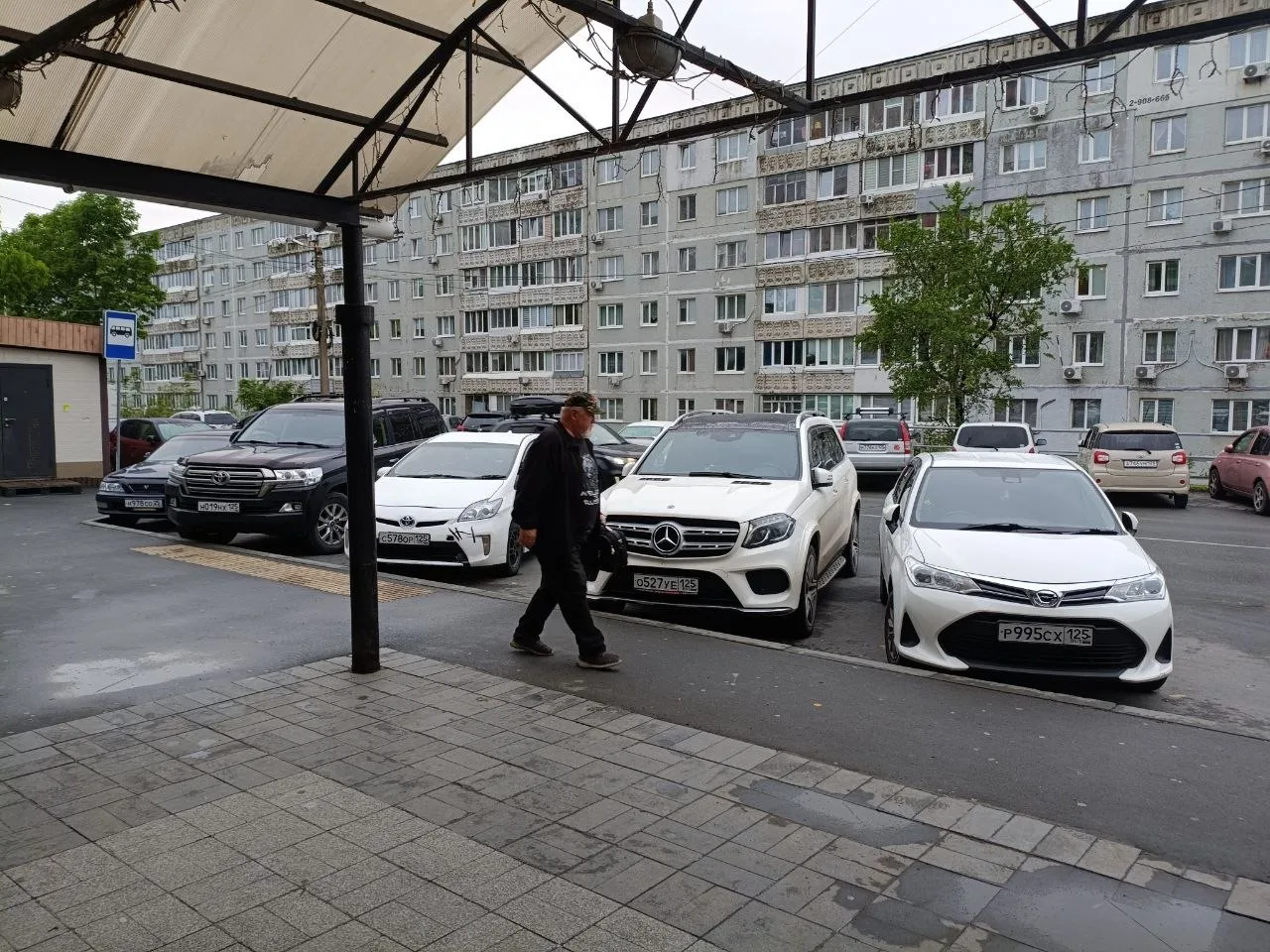Автобусная остановка Магазин, людям даже к автобусу подойти нет возможности . Утром едут пенсионеры 