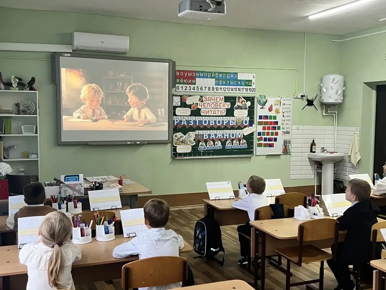 Сначала — бодрящая линейка под гимн.Настрой на продуктивную неделю. ✊
