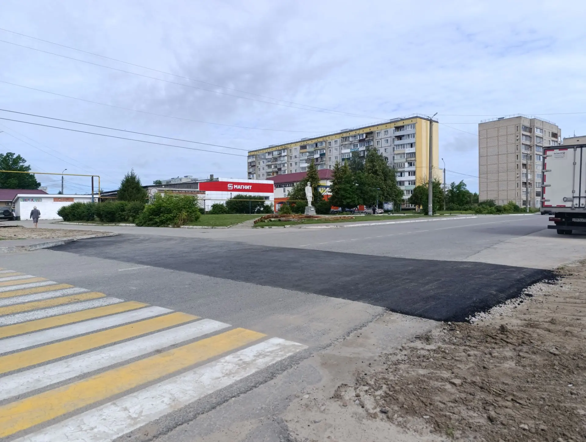 В месте проведения капитального ремонта магистральных тепловых сетей и сетей горячего в...