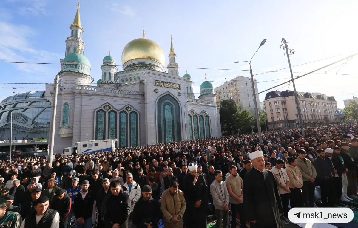 Обстановка у Московской Соборной мечети этим утром   Сегодня мусульмане празднуют Курбан-Байрам.   В