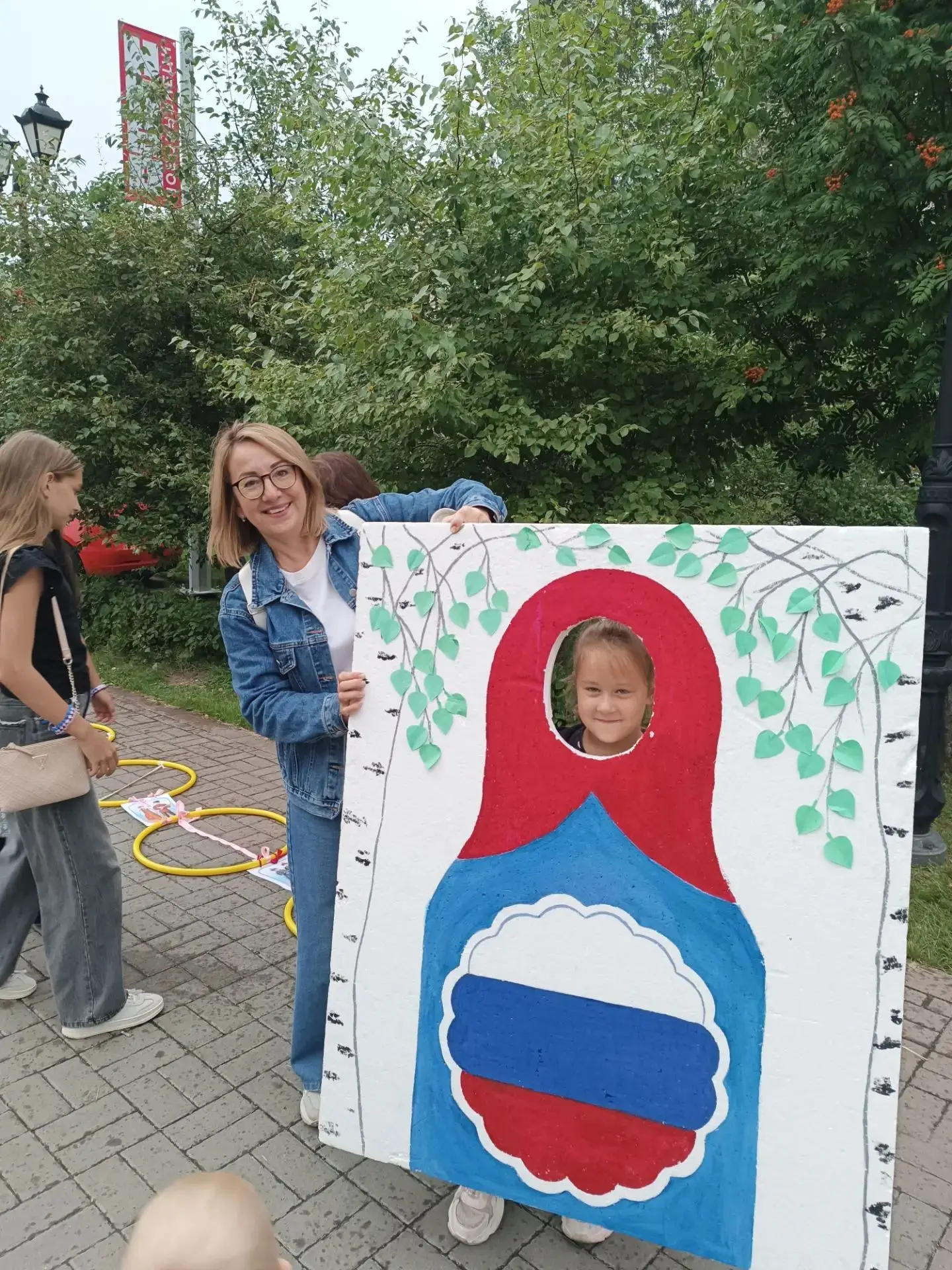 🇷🇺Яркие краски, русский колорит и море улыбок! В сквере Ермакова наша команда педагог...
