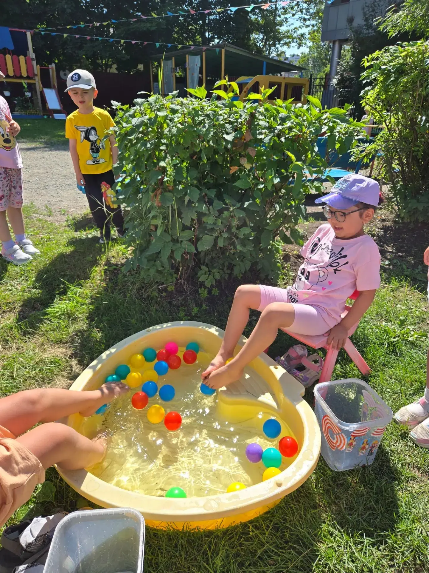 🌊 Ловкие ножки: весёлая игра с водой и мячиками! 👣🎈