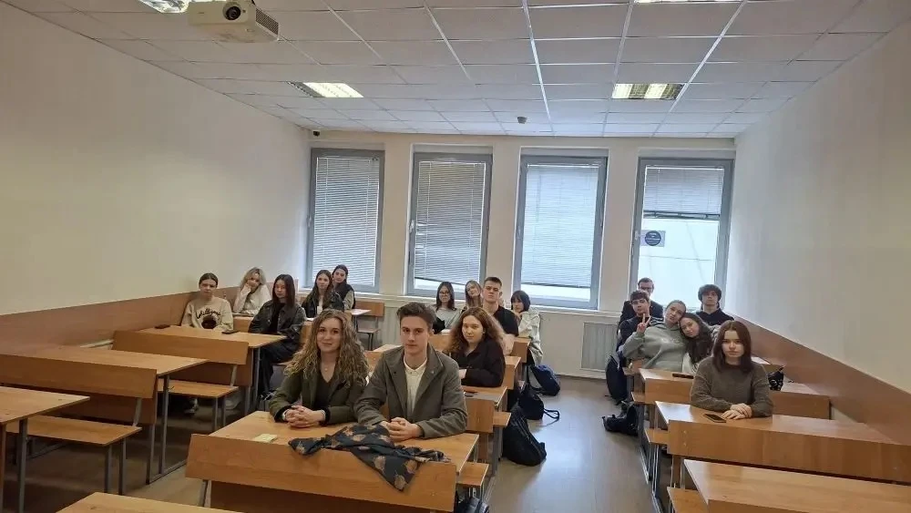 📢 Преподаватели ВШСГН регулярно проводят кураторские часы для студентов