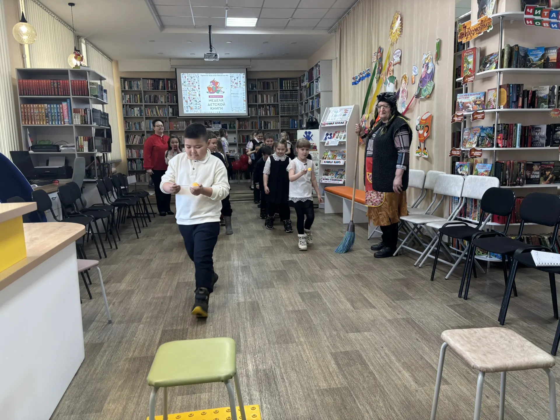 Сегодня в Городской библиотеке номер 2 был большой праздник! Отмечали  « Неделю детской книги».    Д