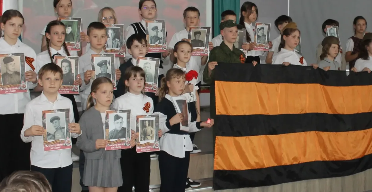 День победы отпраздновала параллель 4-х классов. Девизом праздника стали строки стихотворения: Я пом