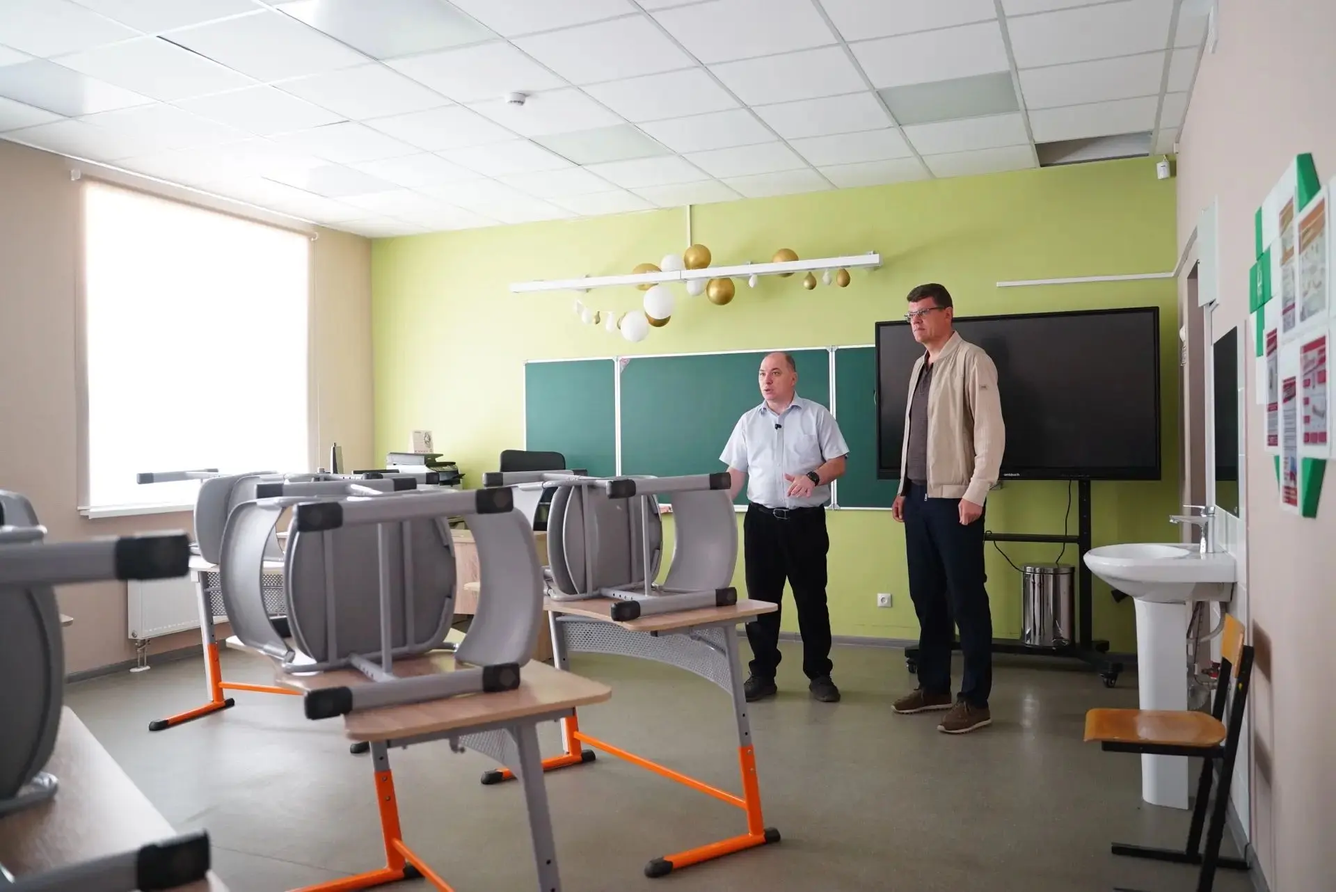 🏫 Депутат Госдумы Денис Кравченко встретился с педагогами МБОУ Гимназии № 23 в Сходне!