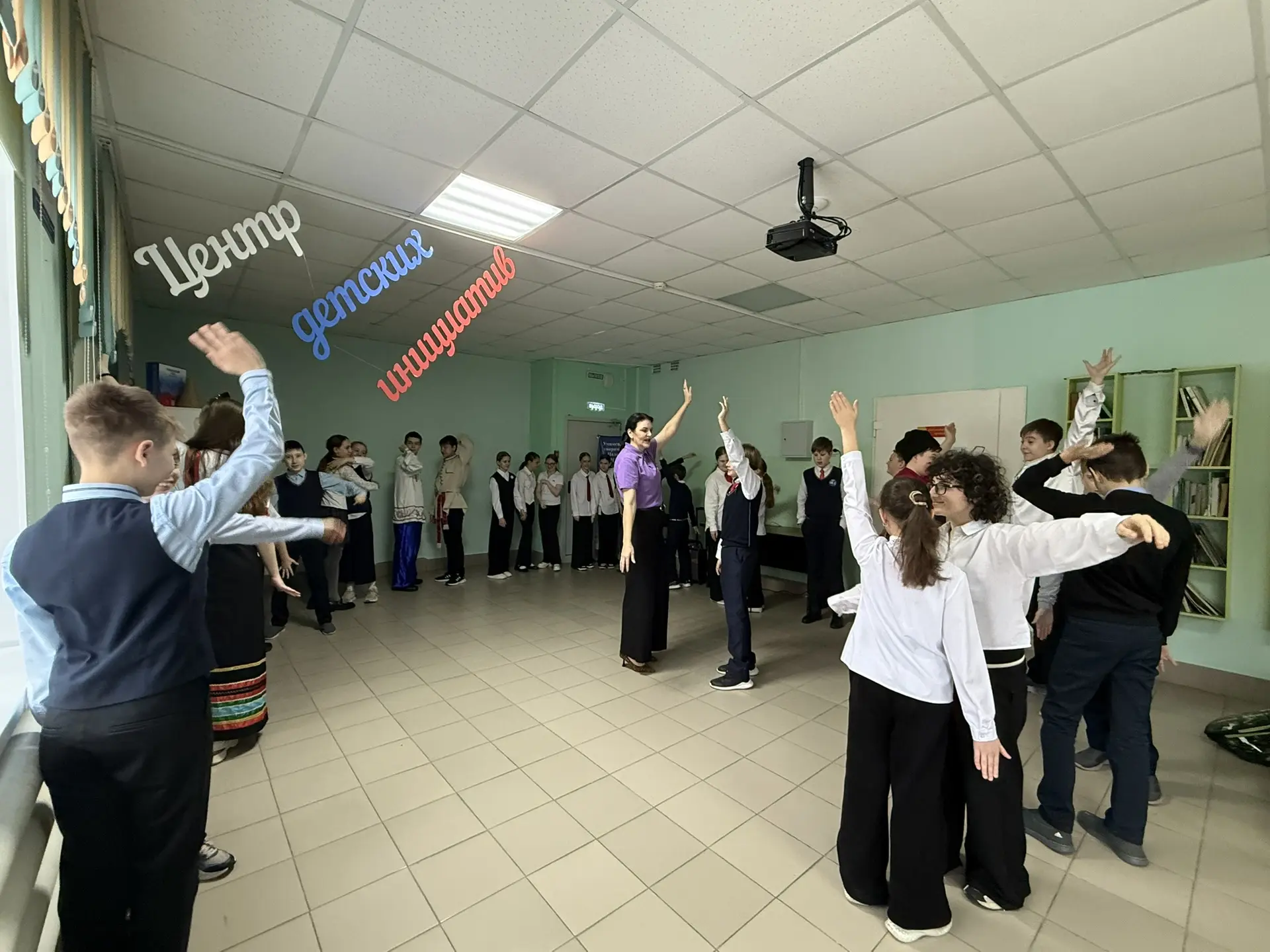 🎭 Театр — это не только сцена, это душа народа!  В Год единства народов России День театра в лицее №