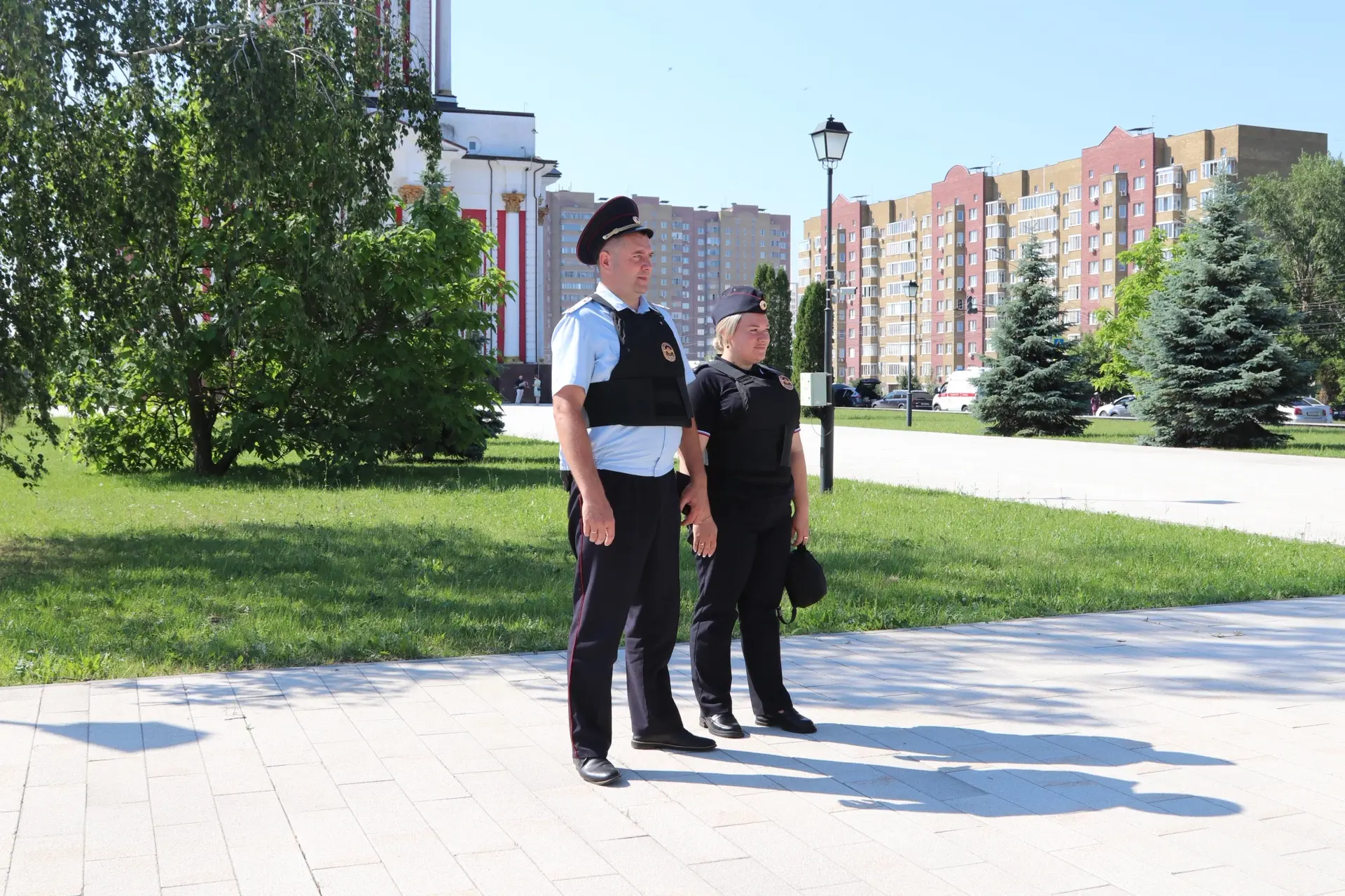 Сотрудники полиции обеспечивают охрану общественного порядка во время праздничных мероприятий, посвя
