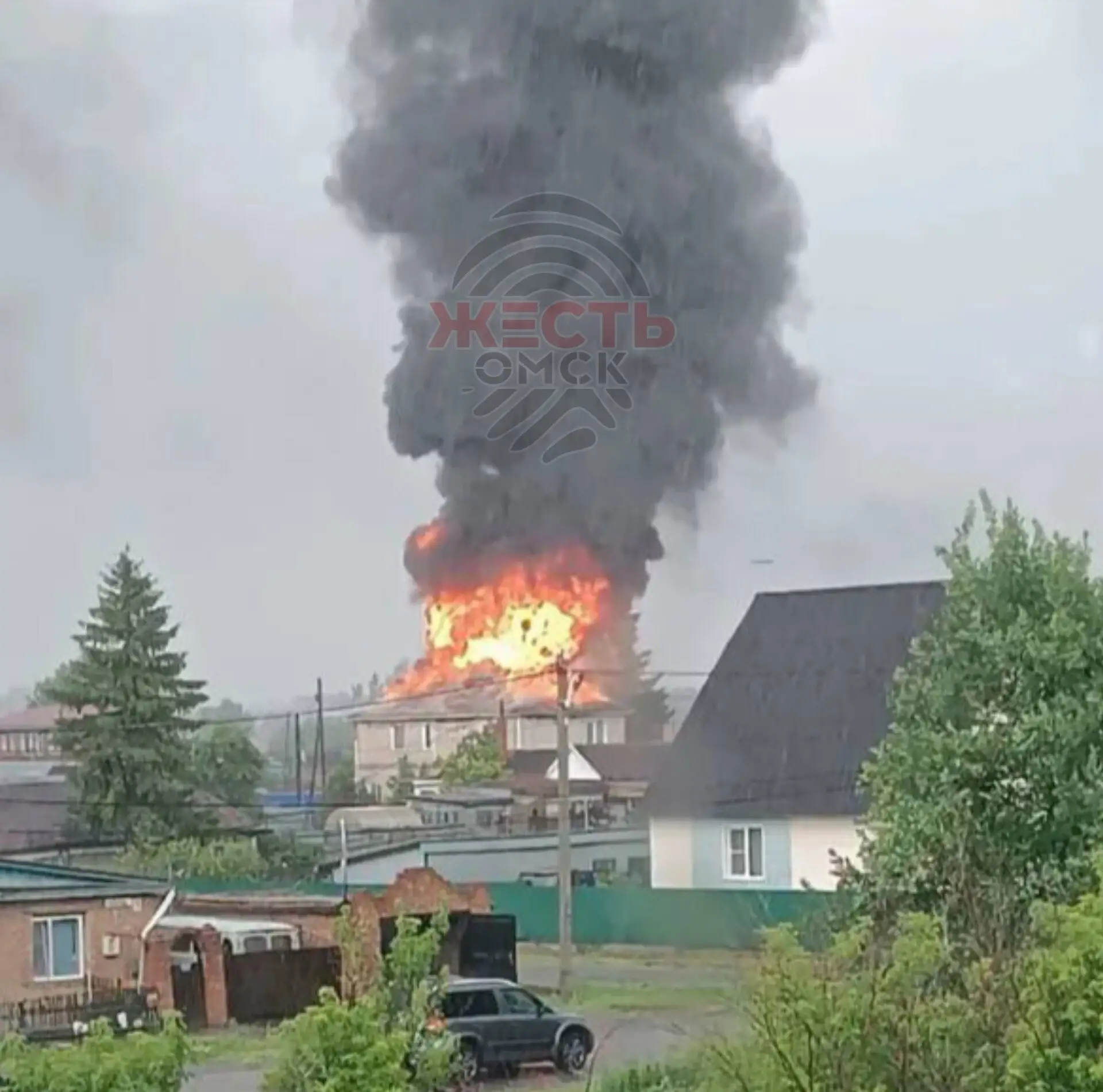 ⚡️Молния ударила в крышу жилого дома в посёлке Москаленки

Со слов нашего читателя, пожар произошёл 