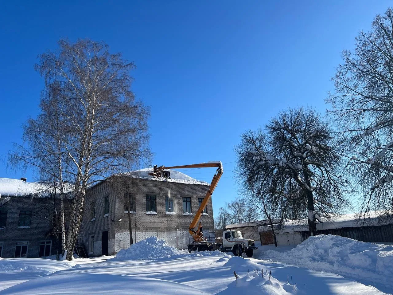 В этом году выдалась особенно снежная зима. В нашей школе проведены работы по уборке сн...