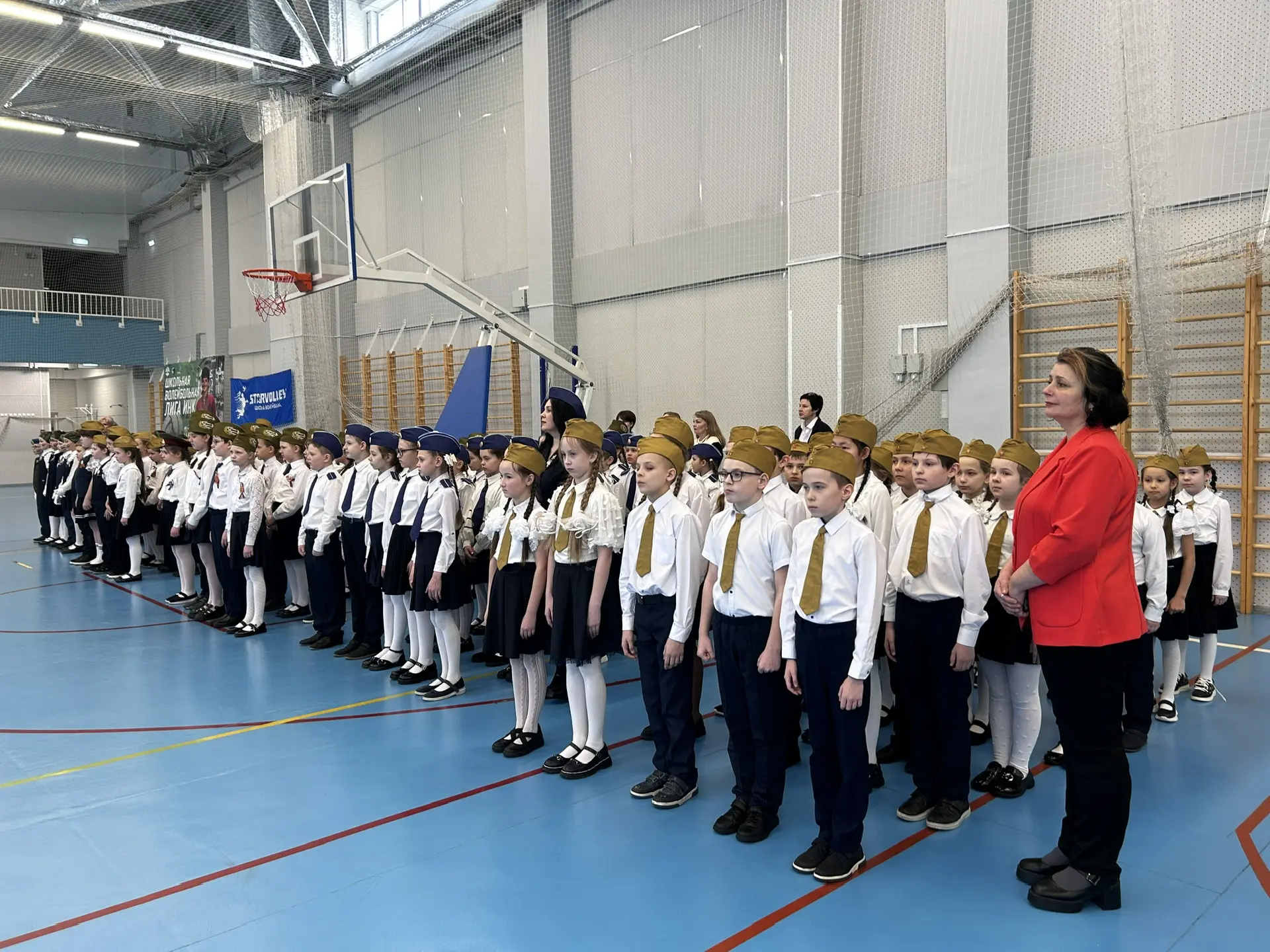 Смотр строя и песни: шаг в ритме патриотизма!  Сегодня в нашей школе было особенно торжественно и во