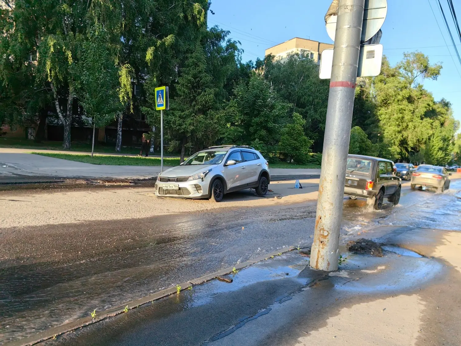 На заливаемой водой улице в яму провалился автомобиль.