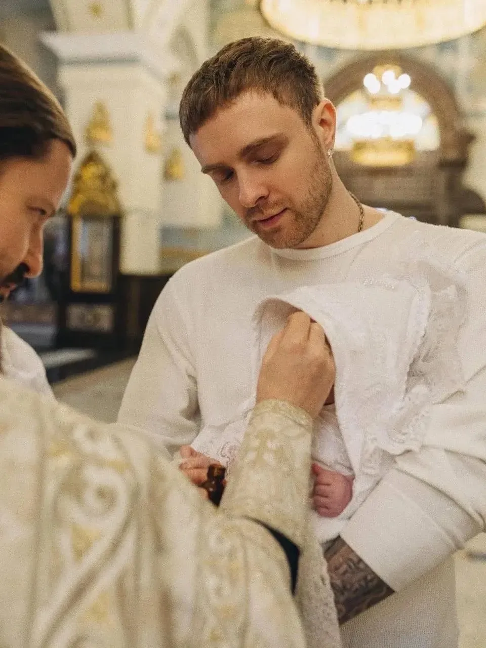 Егор Крид стал крёстным! 🤩👼🏻Певец выложил тёплое семейное фото: рядом родители, сестра с мужем и их 