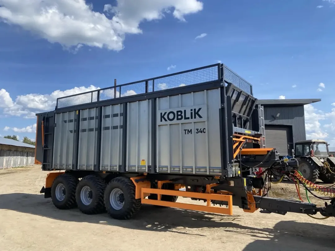 Полуприцеп тракторный TM 340 c толкающей стенкой бренда Koblik.