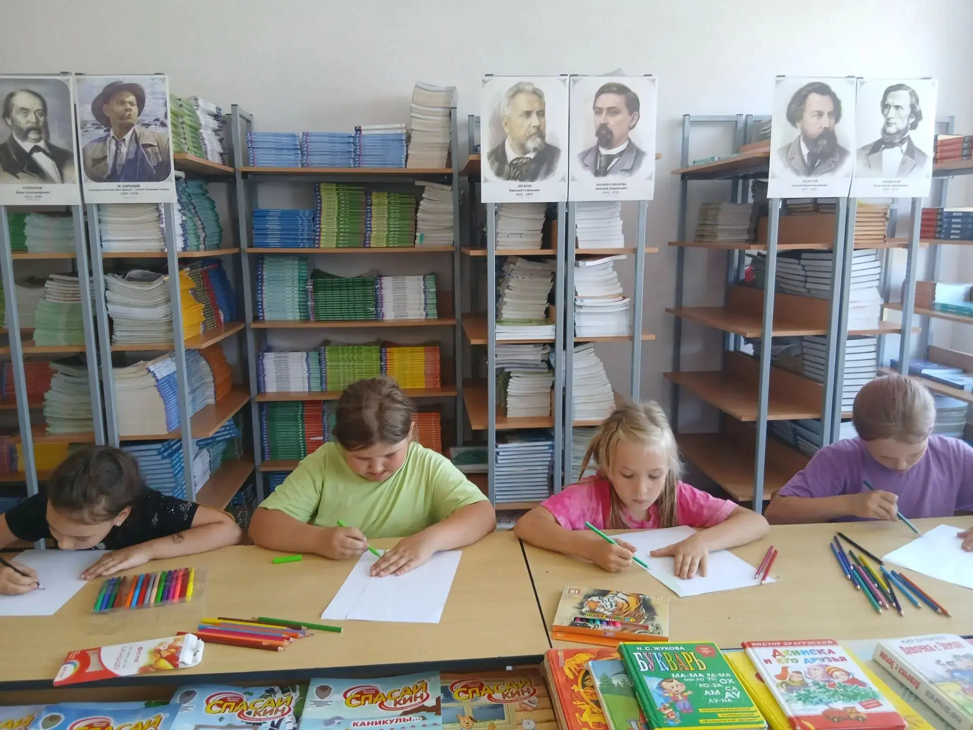 17 июня в библиотеке прошло творческое мероприятие «Карнавал цветов». Детям предложили нарисовать цв