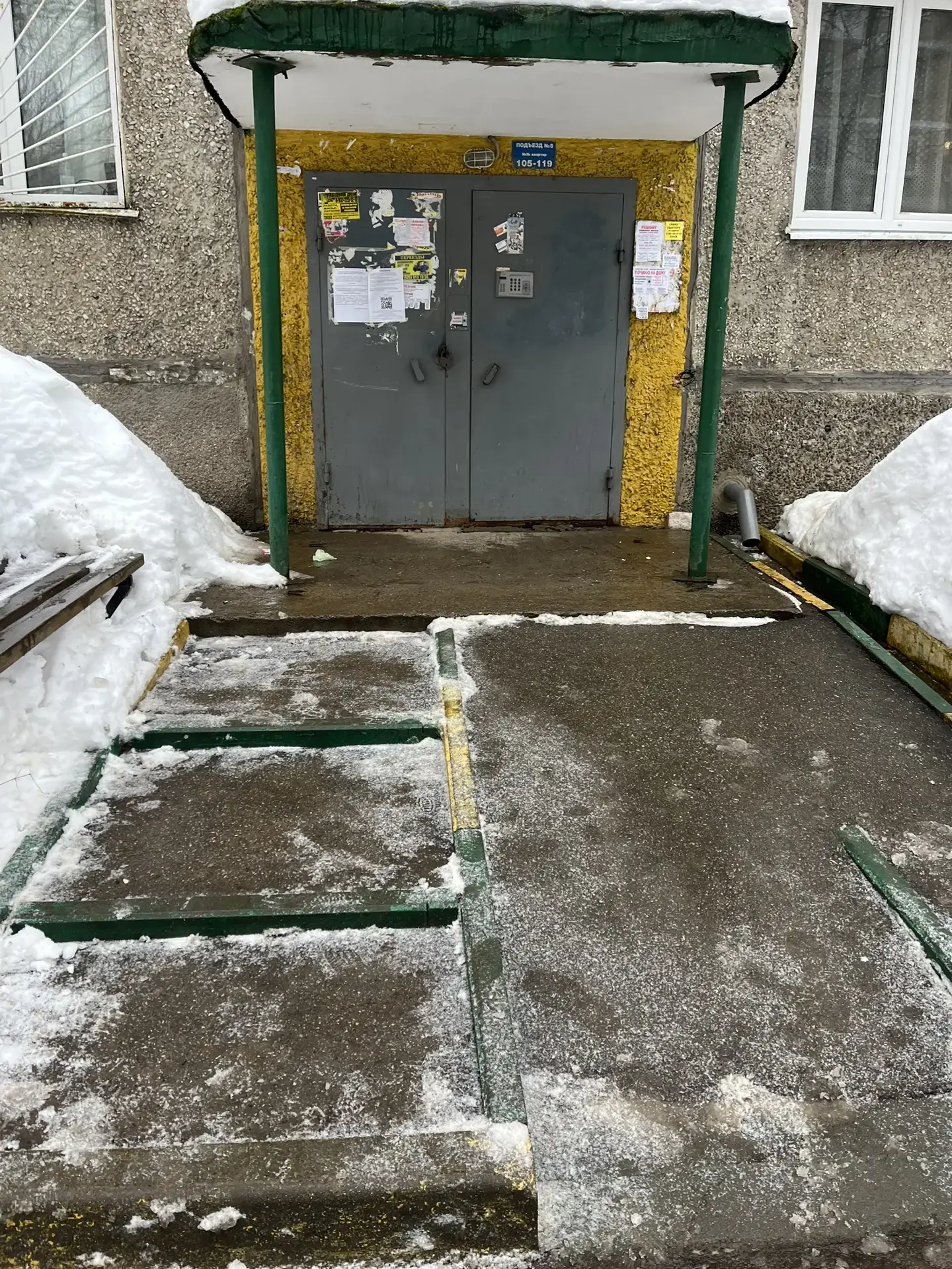 В связи с меняющимися погодными условиями оперативно проводим очистку входных групп, тротуаров и зон