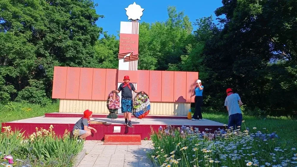 Активисты «Движения Первых» навели порядок у памятника воинам ВОВ. Ребята очистили территорию от мус