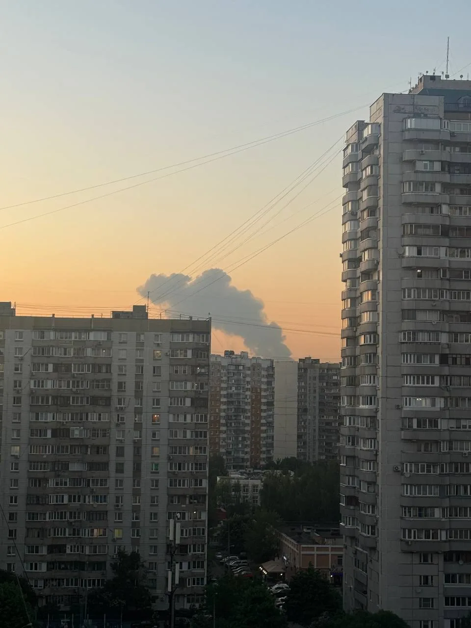Жители СЗАО и Подмосковья заметили огромный столб дыма.  Его видно из Митино, Тушино и других районо