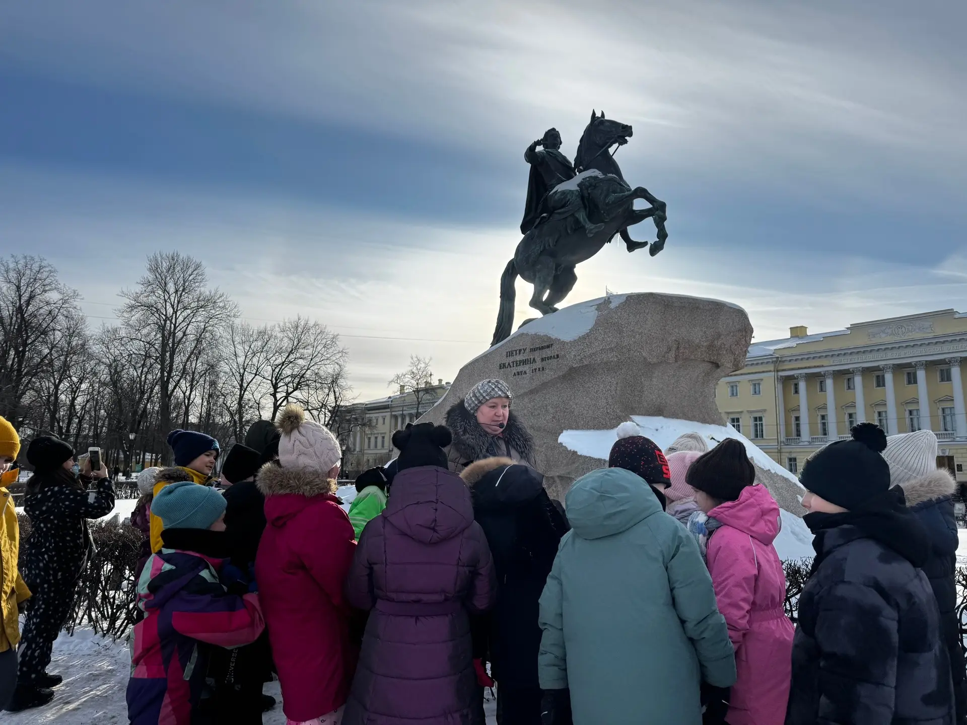 Ученики 2е класса отправились на обзорную экскурсию по значимым местам Санкт-Петербурга🚌  Посетили с