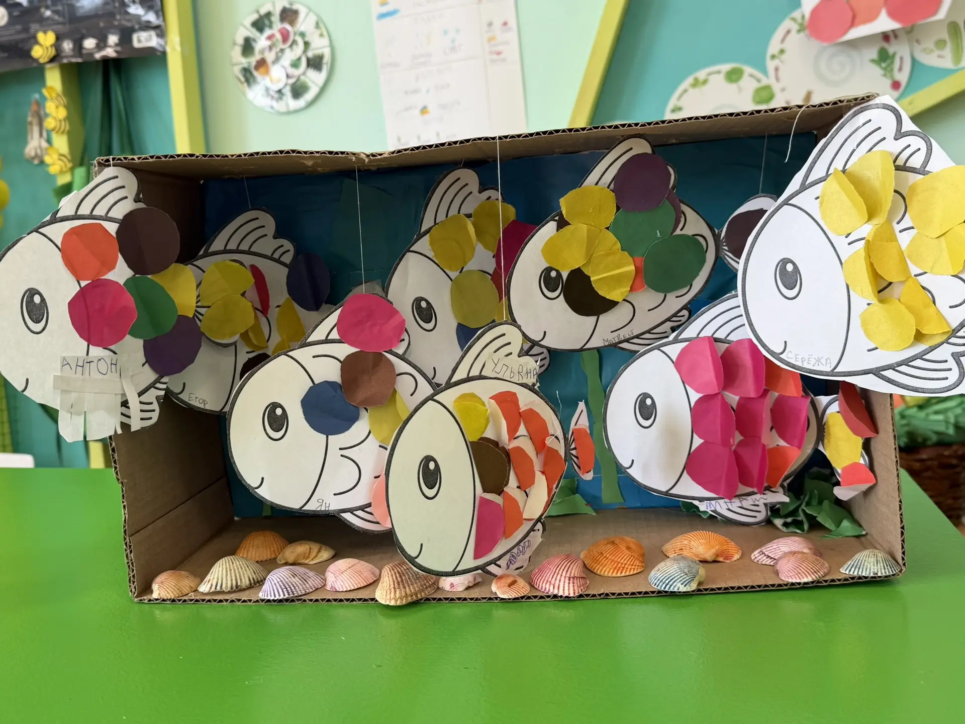 🐟🎨 Сегодня в нашем детском саду мы сделали для рыбок разноцветную объемную аппликацию...