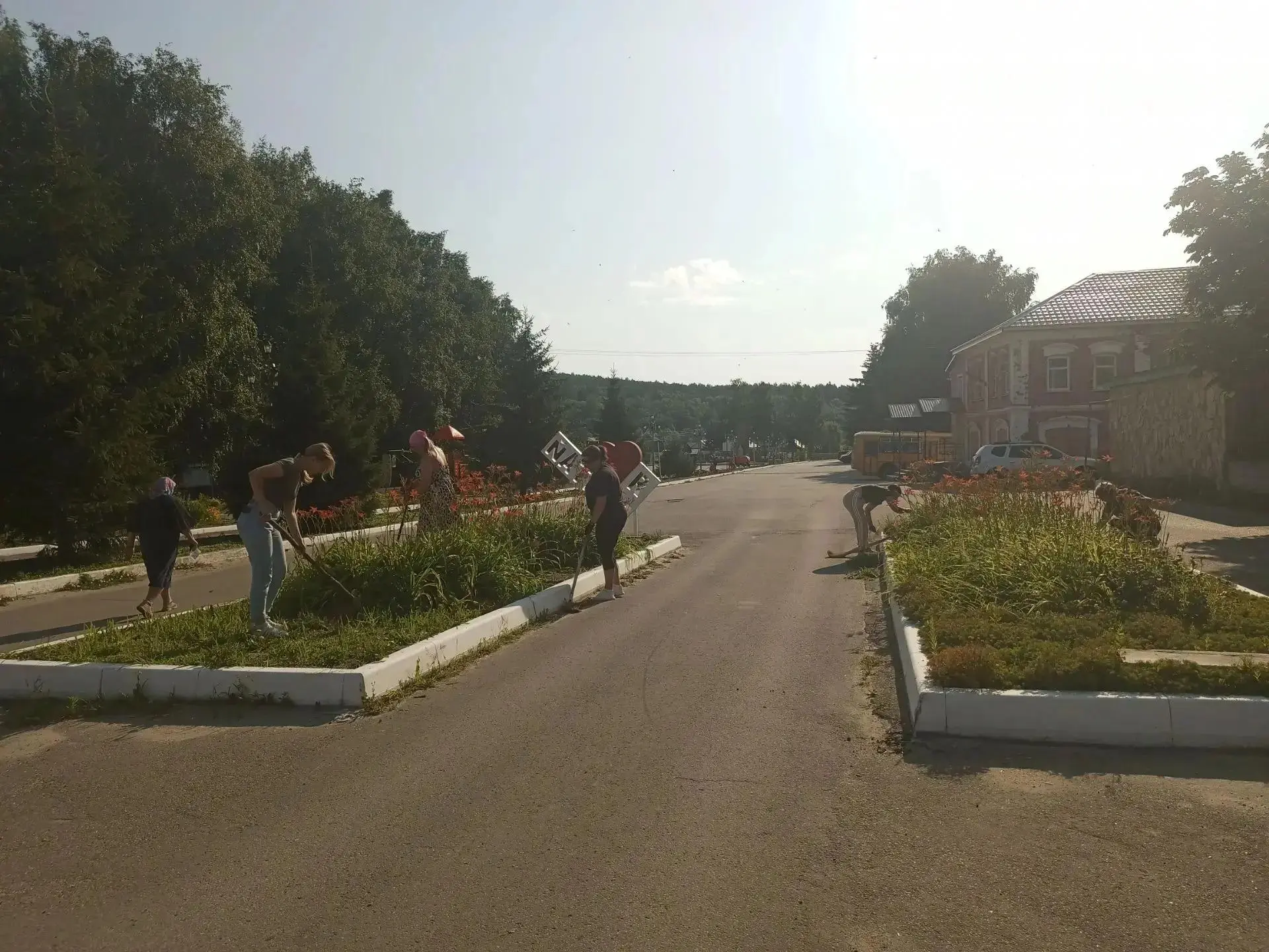 К субботнику присоединились работники культуры района. Были приведены в порядок территории, прилегаю