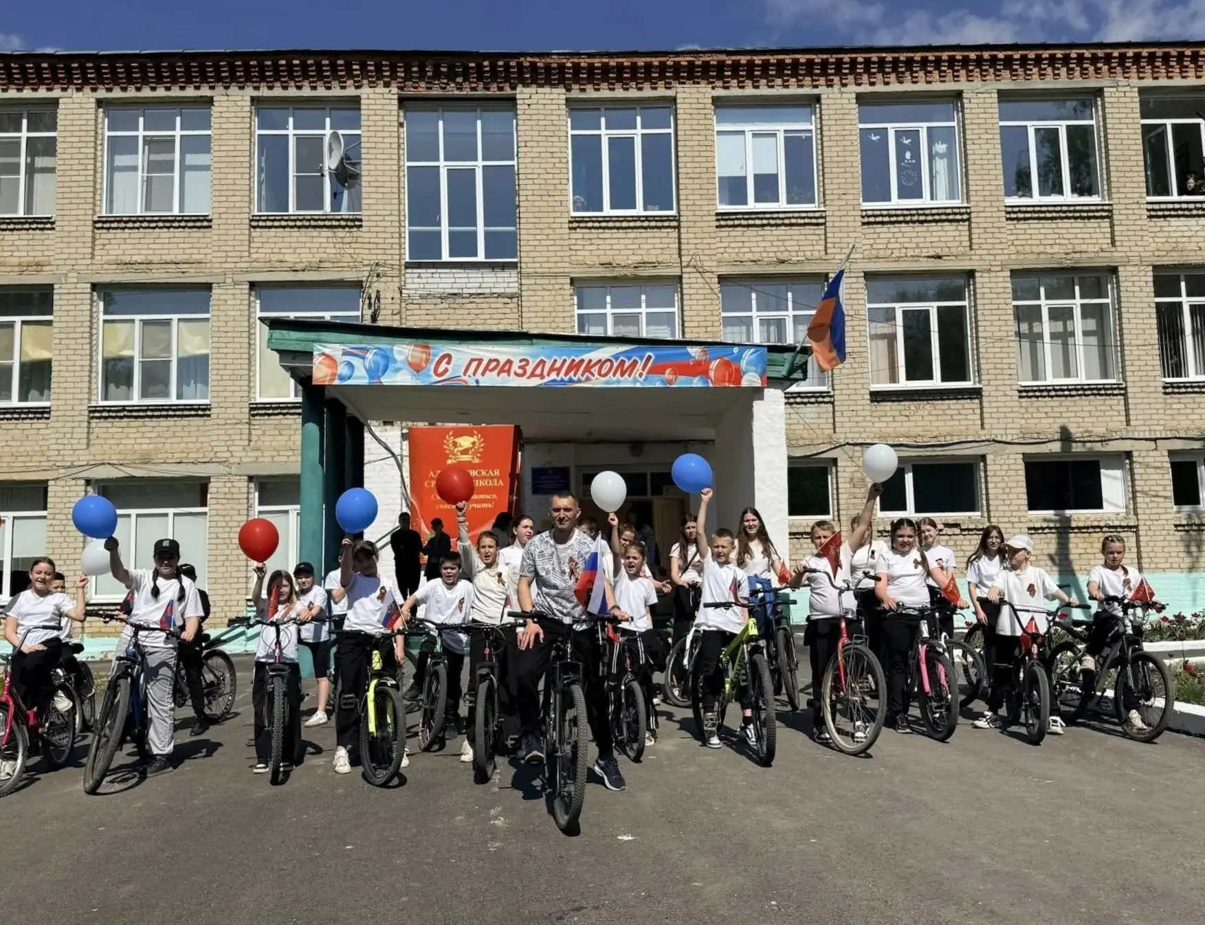 🚴🇷🇺 В преддверии Дня Государственного флага России в районе проходят вело- и автопро...