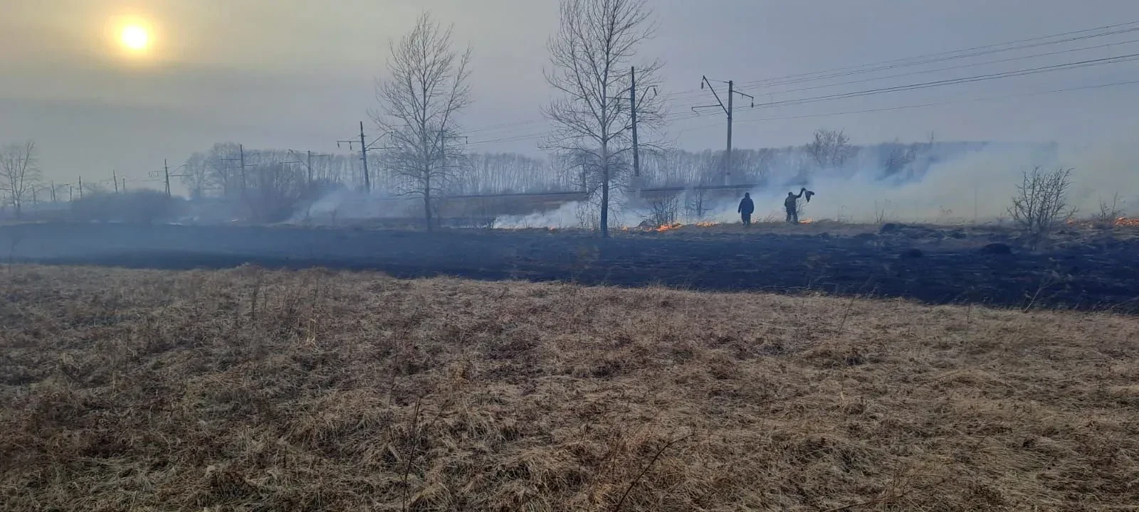 🔥 Огонь по своей же неосторожности: двое жителей Манско-Уярского округа заплатят за тушение пожара  