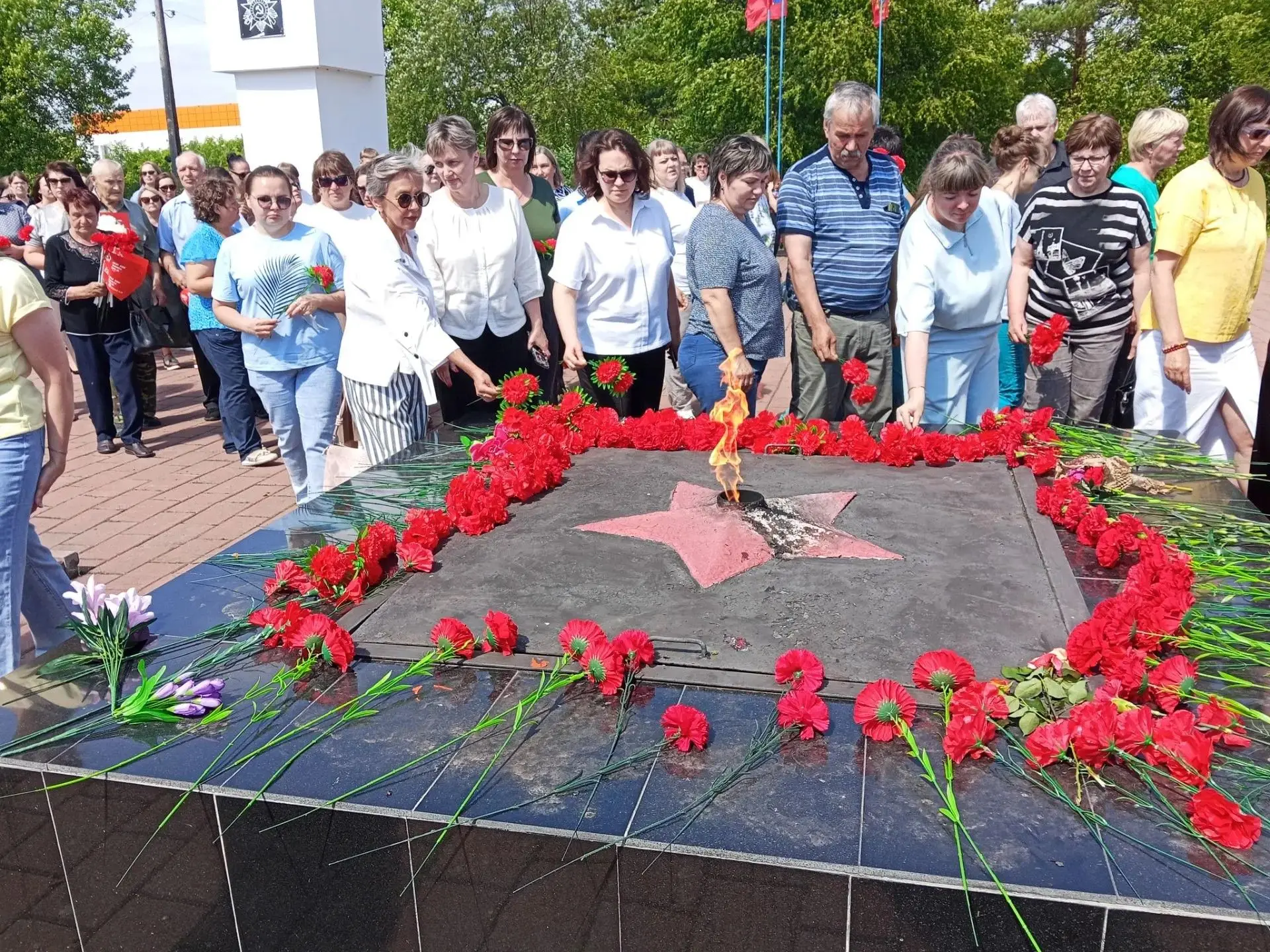 В знак глубокого уважения к подвигу советского народа и в память о миллионах погибших, администрация
