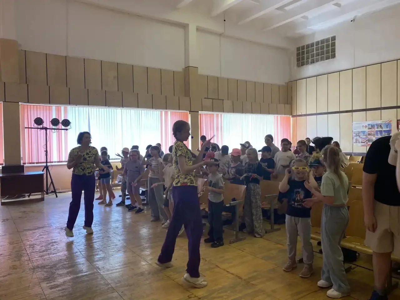 🌠 Волшебный день в пришкольном лагере: от зарядки до научных чудес! 🌠