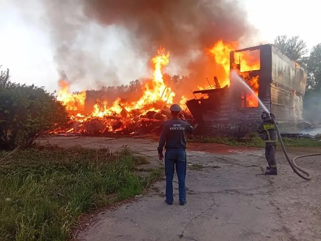 За прошедшие сутки подразделения территориального пожарно-спасательного гарнизона Ленин...