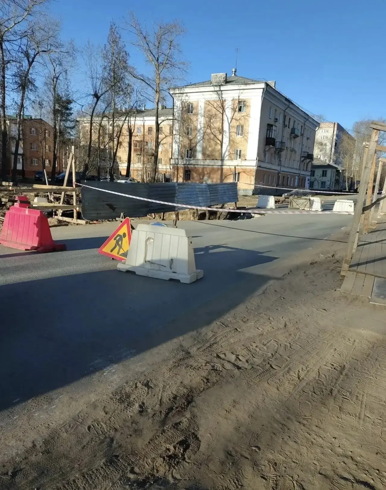 В Северодвинске из-за провала грунта перекрыт участок улицы Торцева  Движение на отрезке от проспект